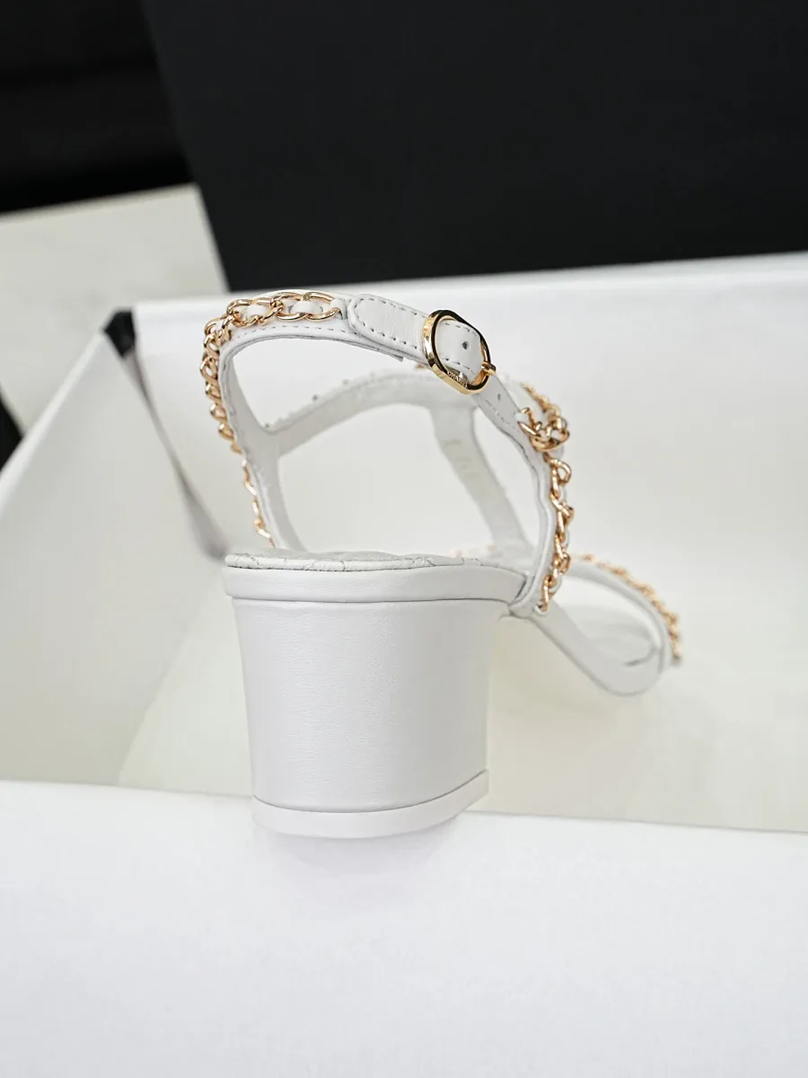 Задняя часть белой босоножки Chanel с ремешком на щиколотке и каблуком