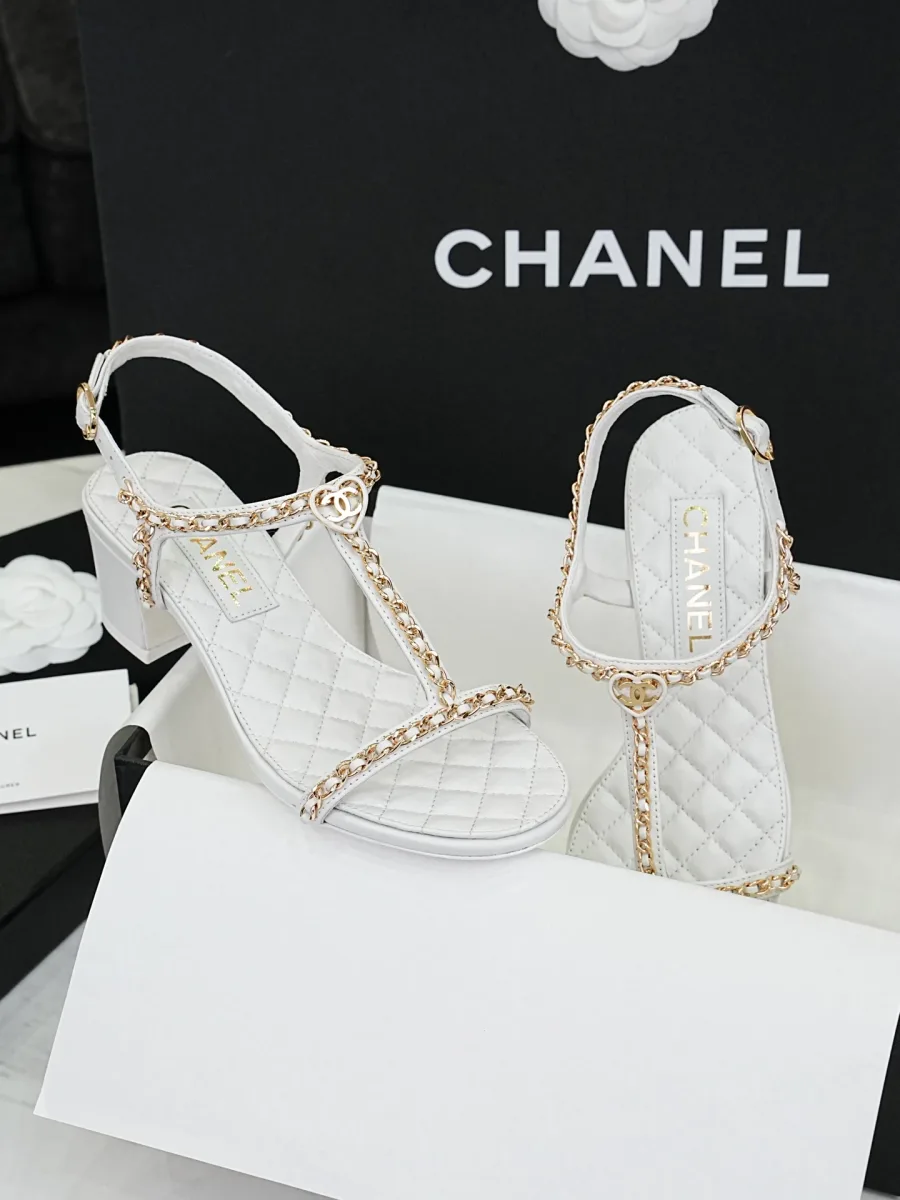 Босоножки Chanel белого цвета на среднем каблуке в коробке, ракурс сбоку