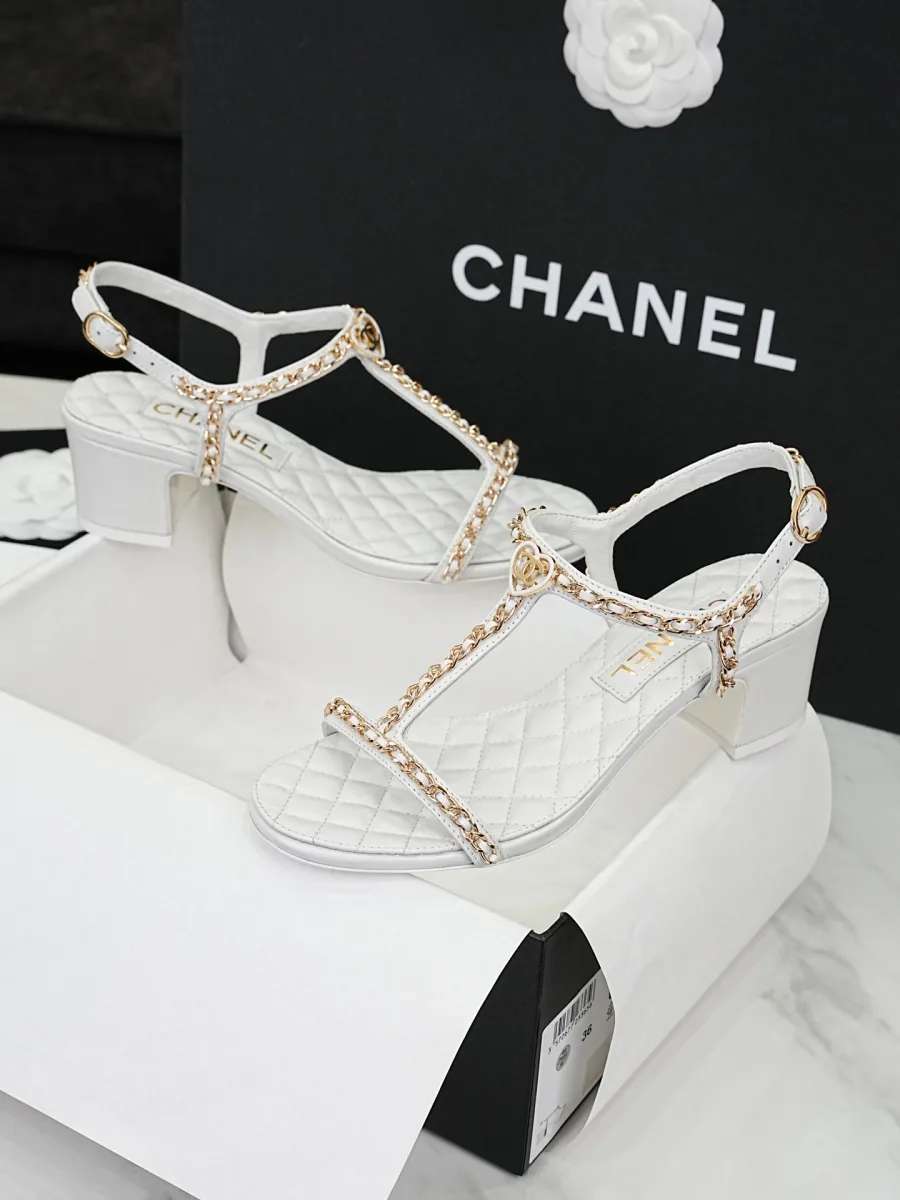 Белые кожаные босоножки Chanel с ремешками на щиколотке, вид сбоку