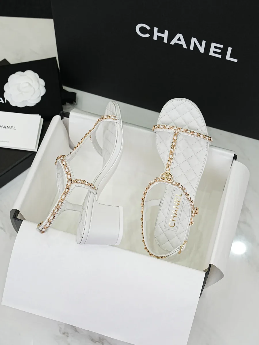 Босоножки Chanel белого цвета в коробке, вид на стельку и каблук