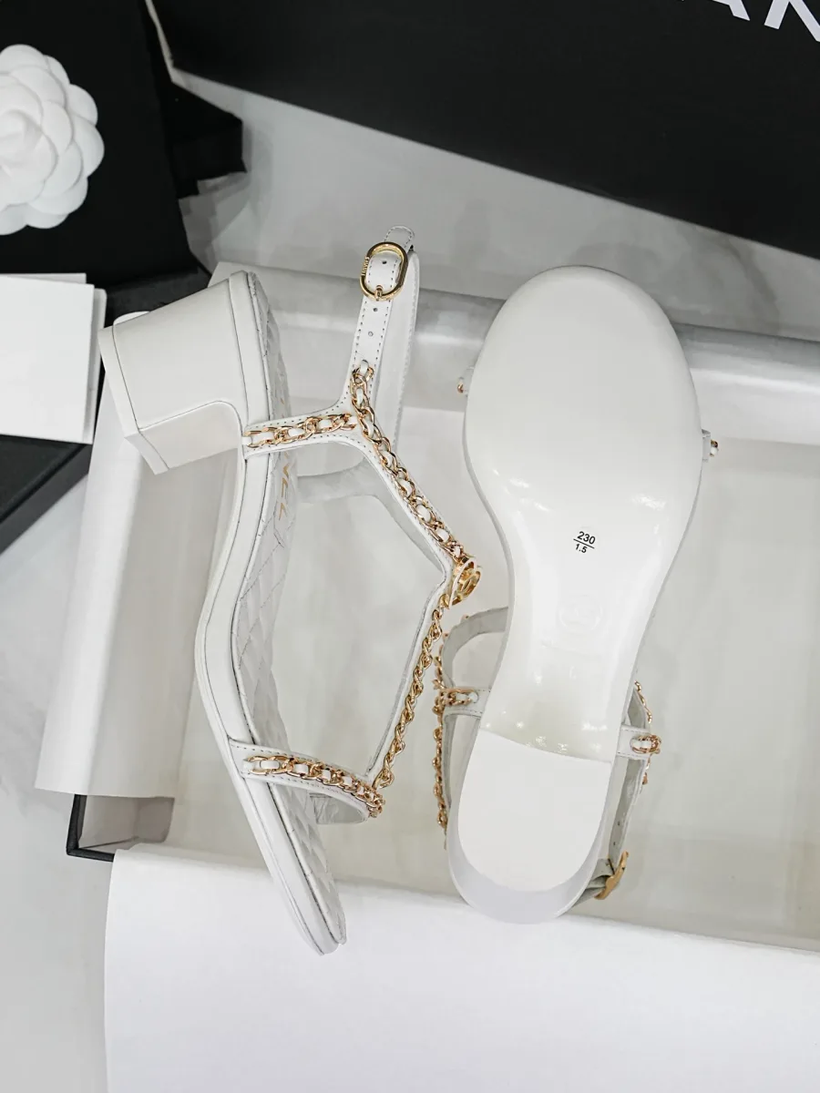 Белые босоножки Chanel, вид на гладкую кожаную подошву и верх изделия