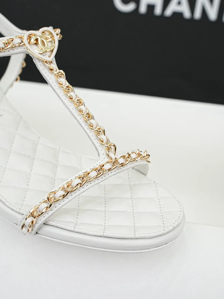 Крупный план открытого мыска белой босоножки Chanel со стеганой стелькой