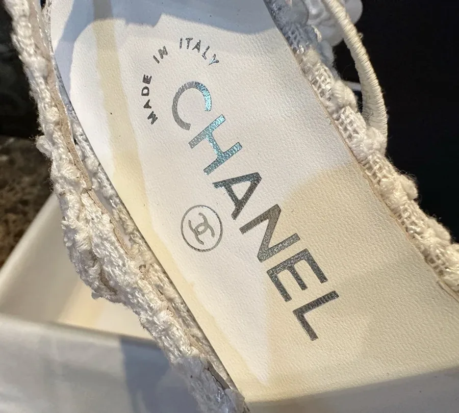 Кожаная стелька с фирменной надписью Chanel Made in Italy
