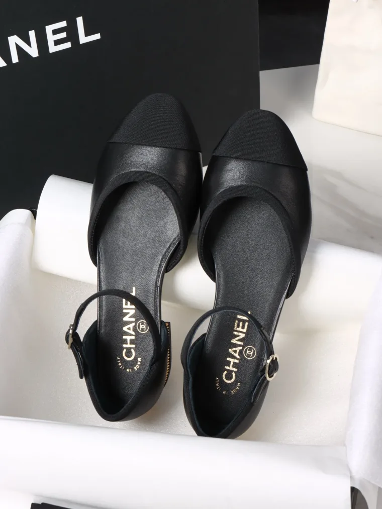 Chanel Чёрные туфли Мэри Джейн с золотистой отделкой каблука