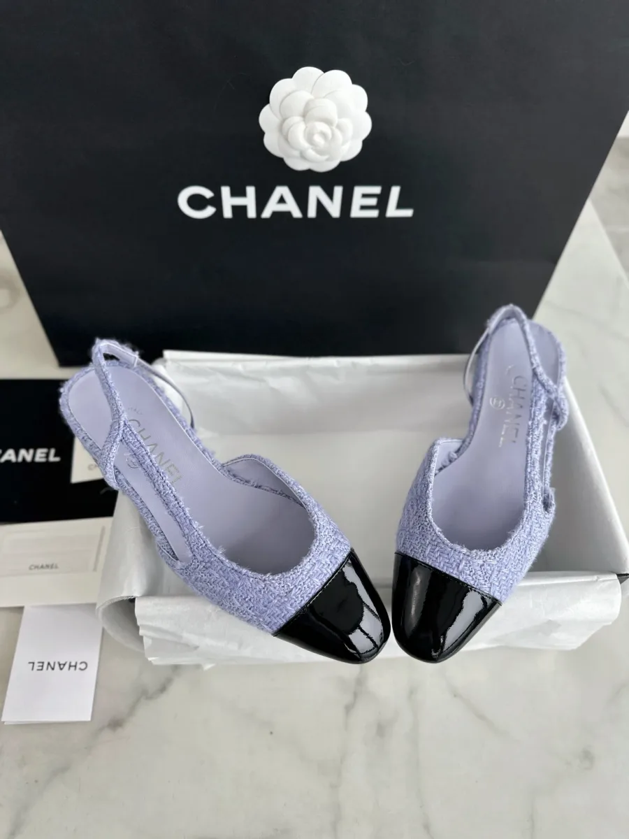 Сиреневые твидовые слингбэки в коробке рядом с фирменным пакетом Chanel, вид сверху