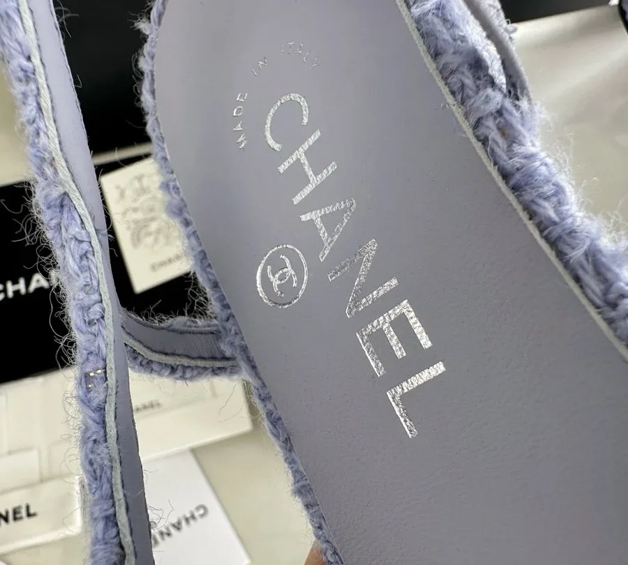 Кожаная стелька сиреневого цвета с тиснением логотипа Chanel