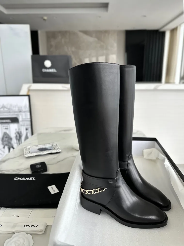 Chanel Чёрные кожаные сапоги с цепочкой и логотипом CC