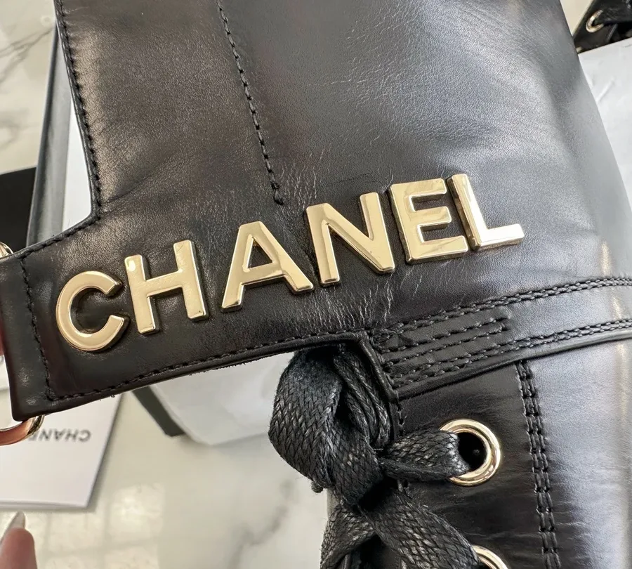 Кожаный ремешок с золотистой объёмной надписью CHANEL и пряжкой