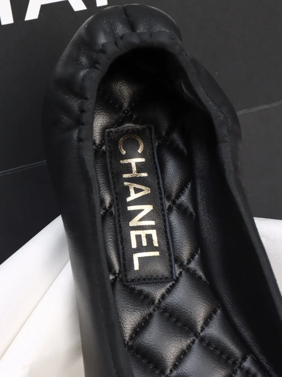 Внутренняя отделка балетки со стёганой стелькой и надписью Chanel