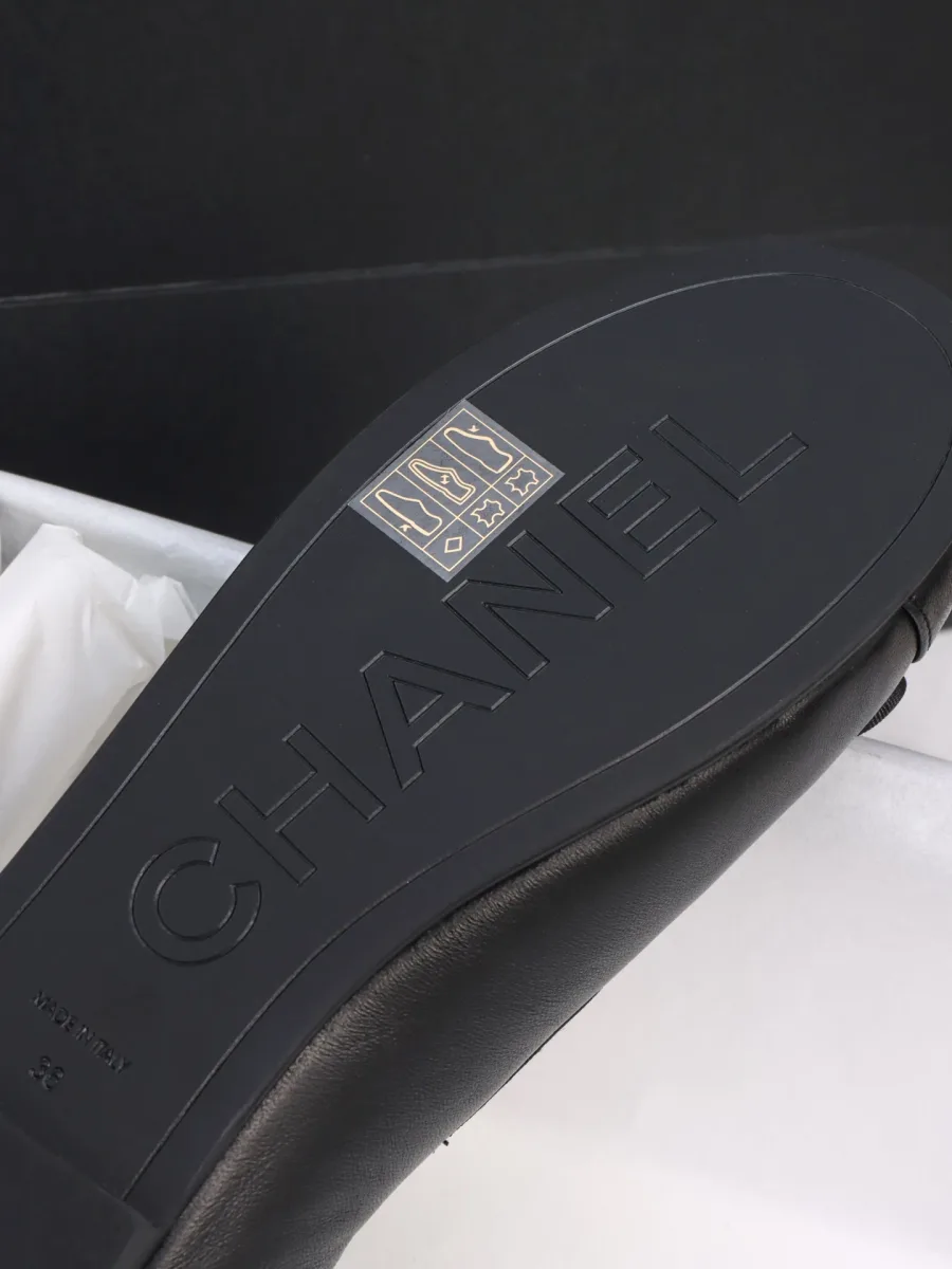 Подошва балетки с тиснением Chanel и наклейкой со знаком качества
