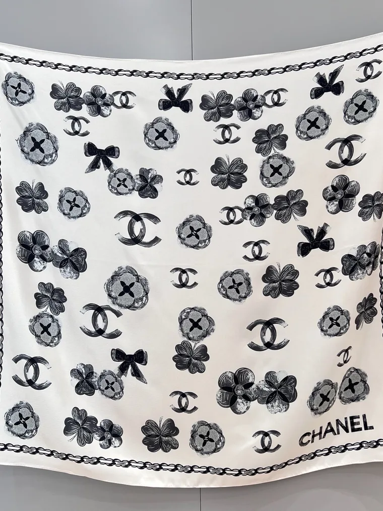 Chanel Светло-розовый шелковый платок с камелиями и цепочным кантом