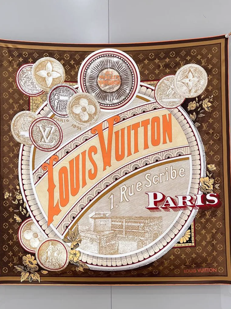 Louis Vuitton Коричневый шёлковый платок Malles Merveilleuses с винтажным принтом
