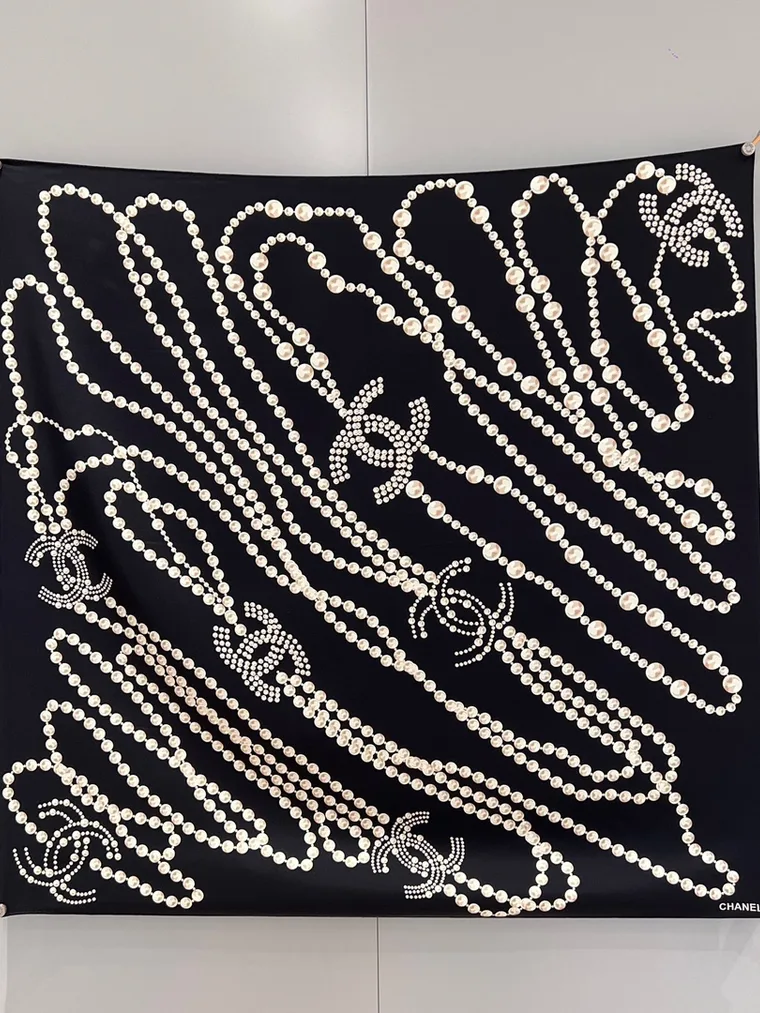 Chanel Чёрный шёлковый платок с принтом жемчужных нитей