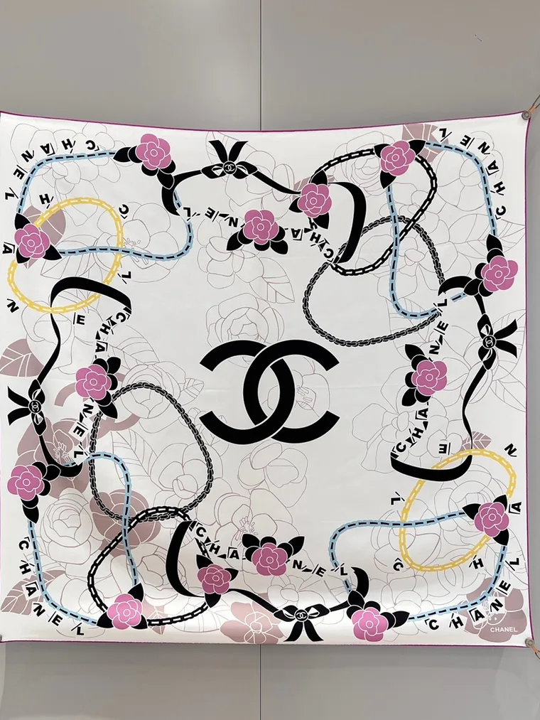 Chanel Белый шёлковый платок с камелиями и цепочками
