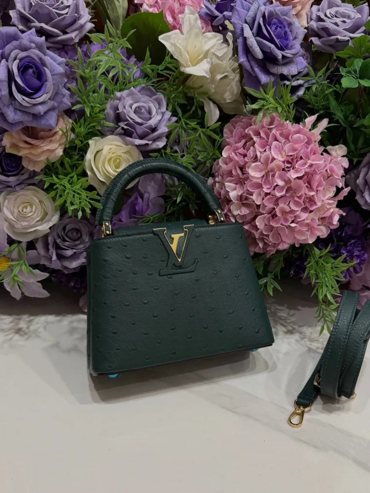 Louis Vuitton Тёмно-зелёная сумка Capucines BB из кожи страуса