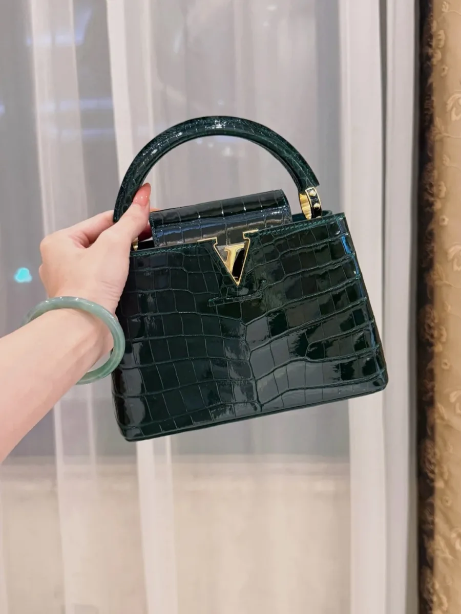 Сумка Capucines BB из кожи крокодила с логотипом LV, фронтальный вид