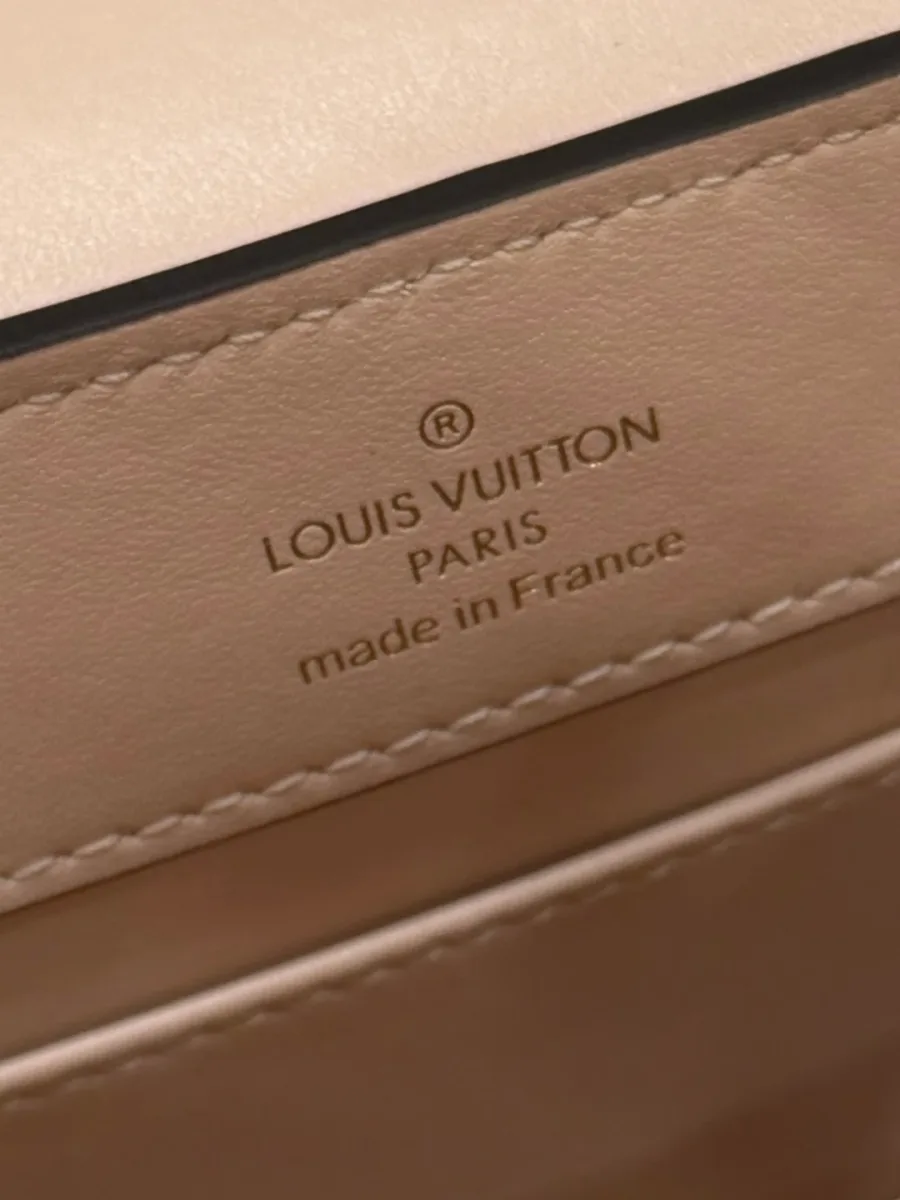 Крупный план тиснения Louis Vuitton Paris made in France на коже