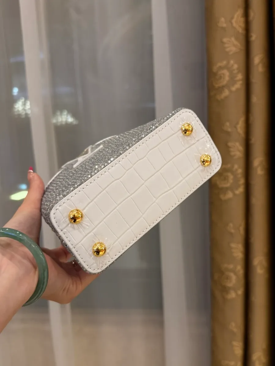 Белое кожаное дно сумки с четырьмя металлическими ножками