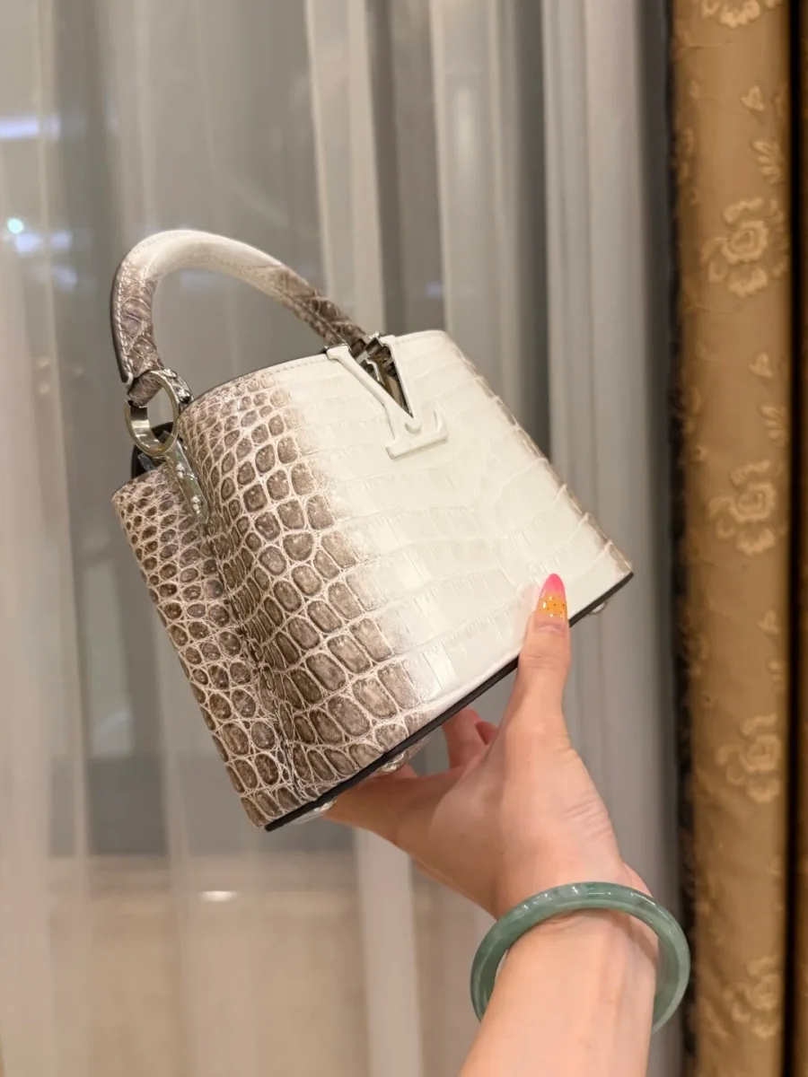 Сумка Capucines BB под углом, серебристая фурнитура LV и верхняя ручка