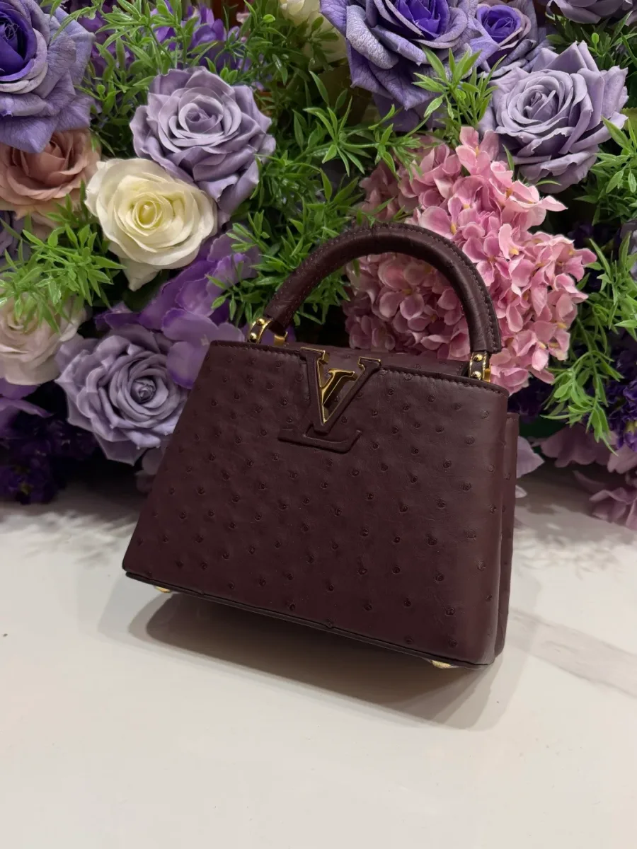 Бордовая сумка Capucines BB с ручкой в ракурсе три четверти