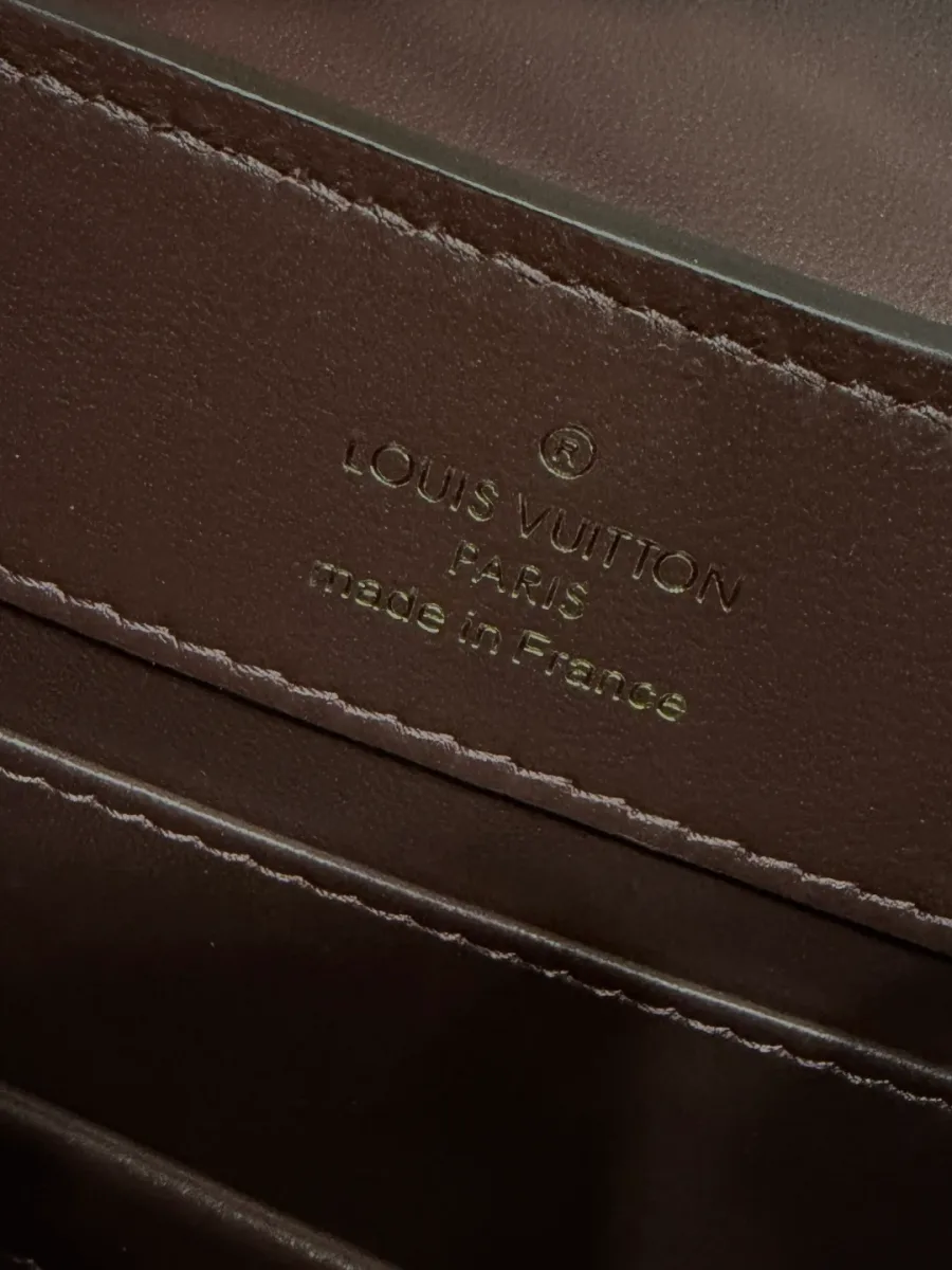 Золотистое тиснение с логотипом Louis Vuitton Paris на коже