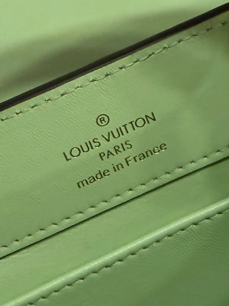 Тиснение Louis Vuitton Paris made in France на внутренней стороне клапана