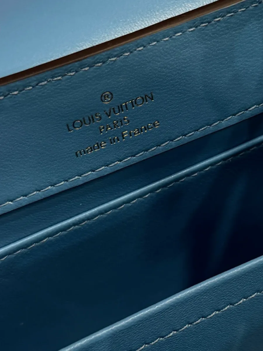 Крупный план внутреннего клапана с тиснением логотипа бренда Louis Vuitton