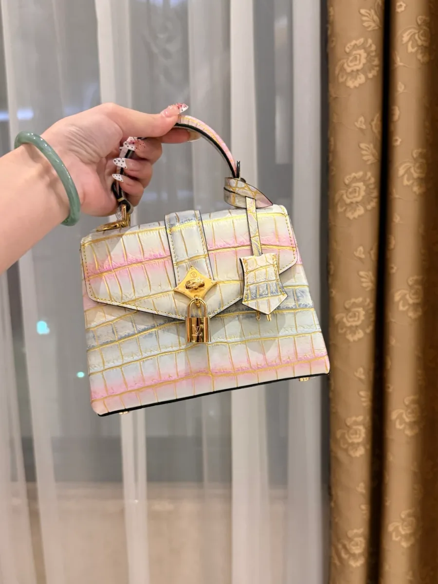 Сумка Rose des Vents из кожи крокодила пастельных тонов, вид спереди