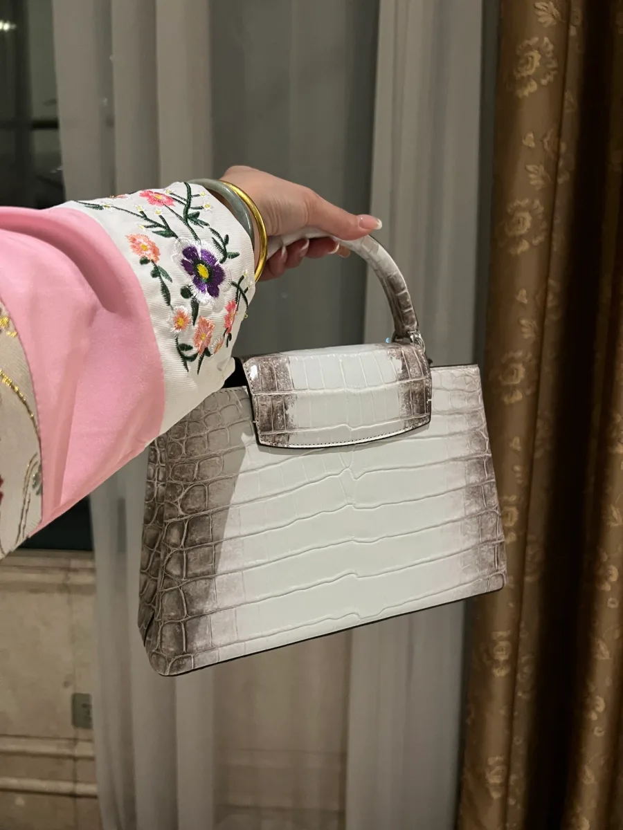 Сумка Capucines 27 с опущенным внешним клапаном с тиснением Monogram