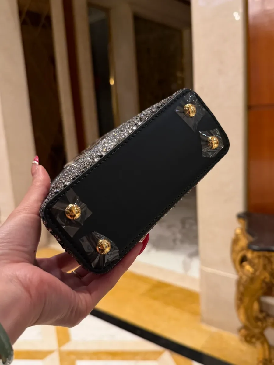 Гладкое кожаное дно сумки с четырьмя металлическими ножками