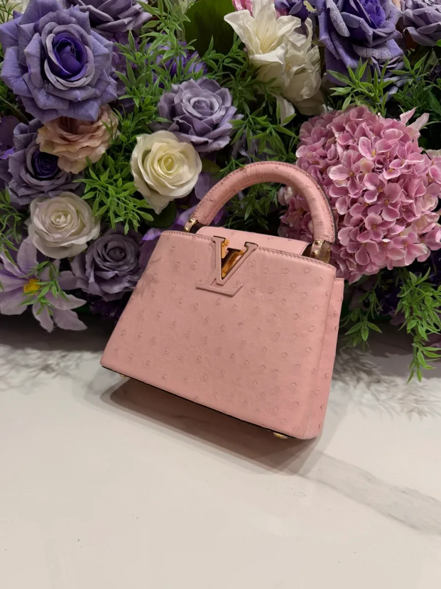 Розовая сумка Capucines BB из фактурной кожи страуса, ракурс три четверти