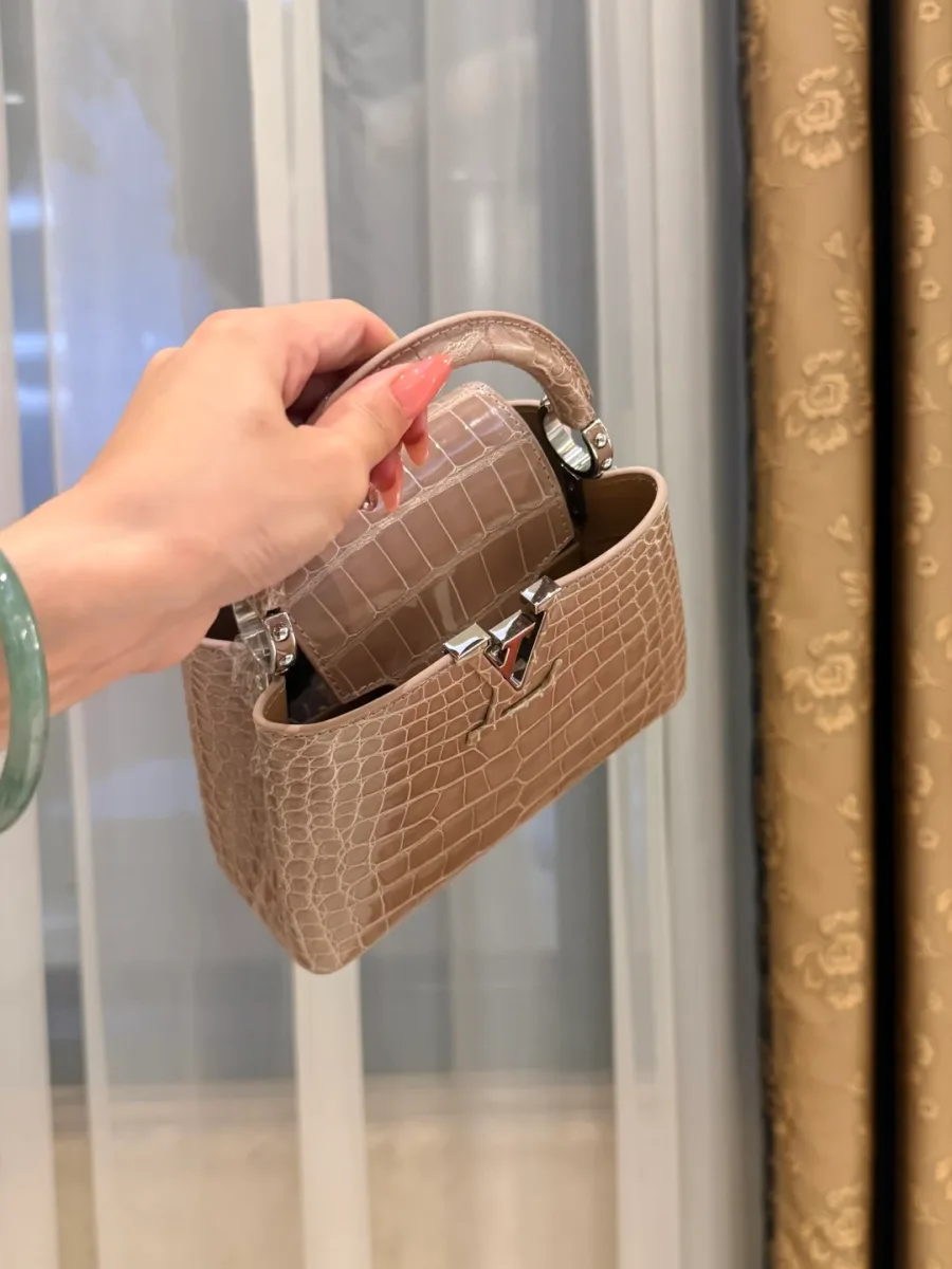 Бежевая сумка Capucines BB, вид сверху на верхнюю ручку и основное отделение