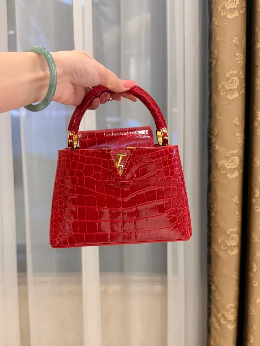 Красная сумка Capucines BB с золотистым логотипом, фронтальный вид