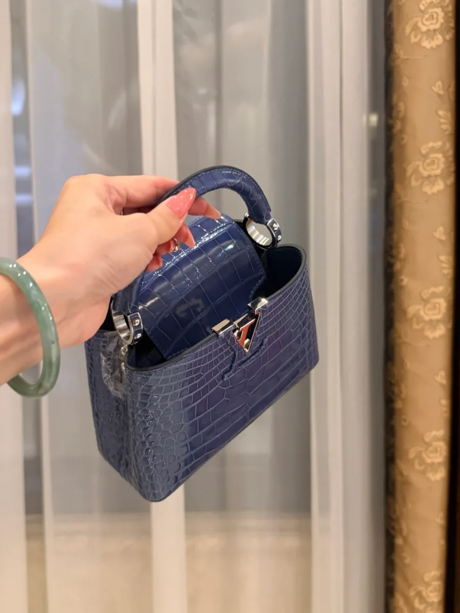 Синяя сумка Capucines BB, вид сверху с открытым основным отделением