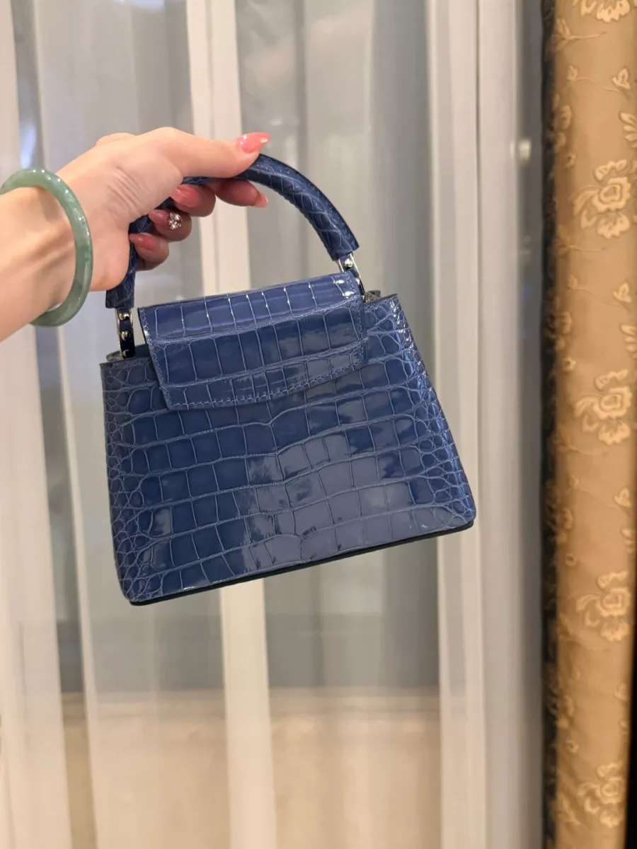 Синяя сумка Capucines BB, вид со стороны задней панели