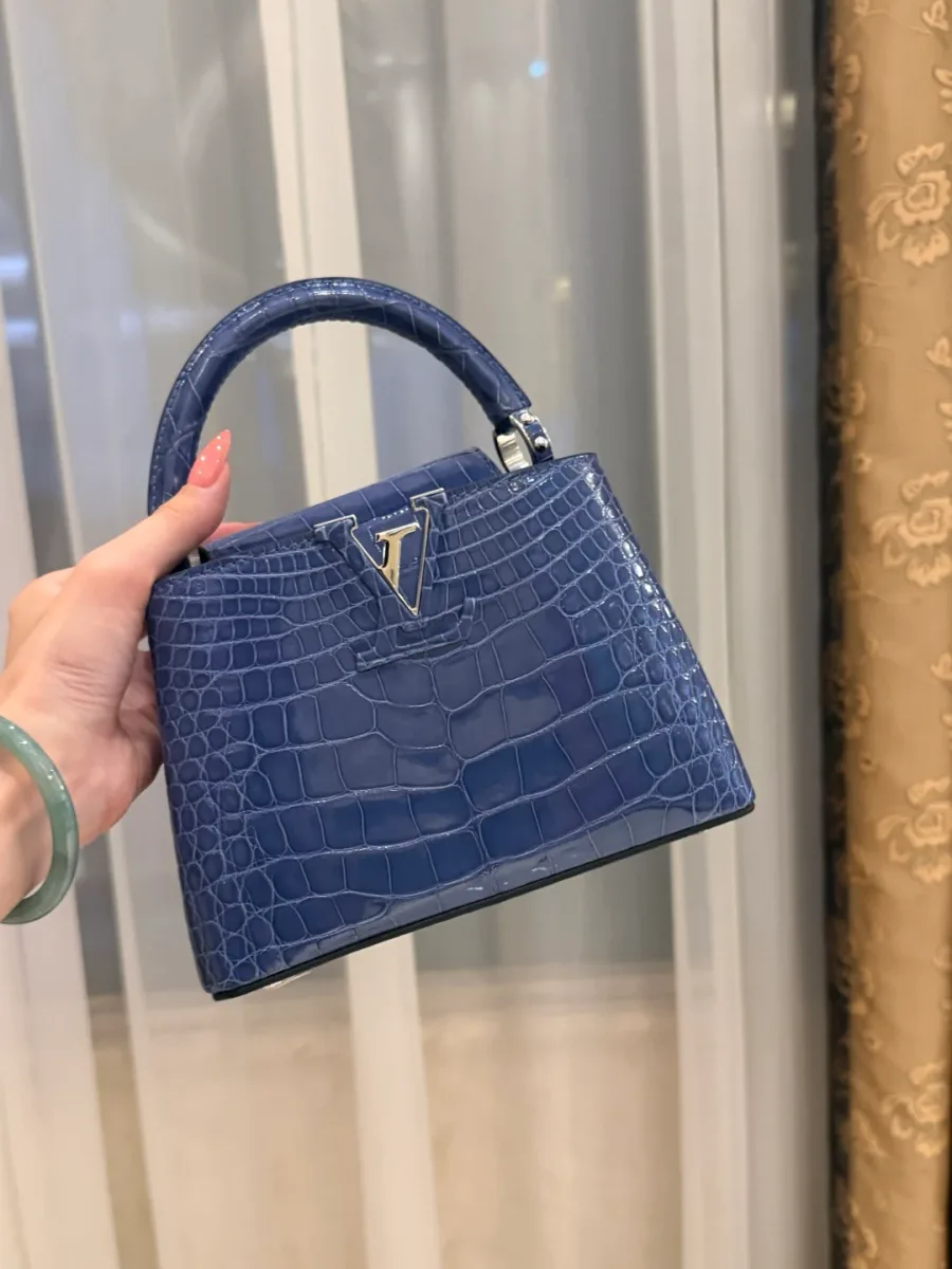 Синяя сумка Capucines с логотипом LV, фронтальный ракурс