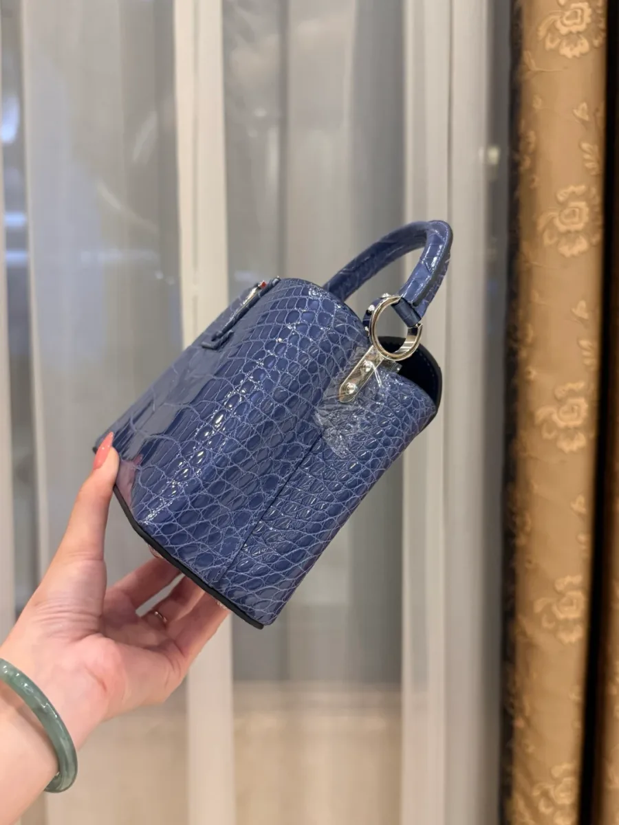 Синяя сумка Capucines BB, ракурс снизу и сбоку