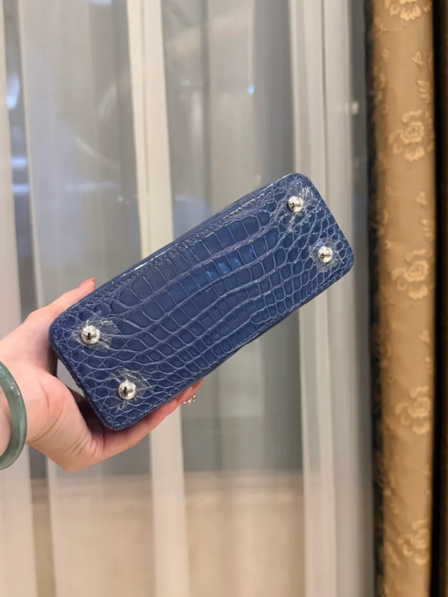 Дно синей сумки Capucines BB с металлическими защитными ножками