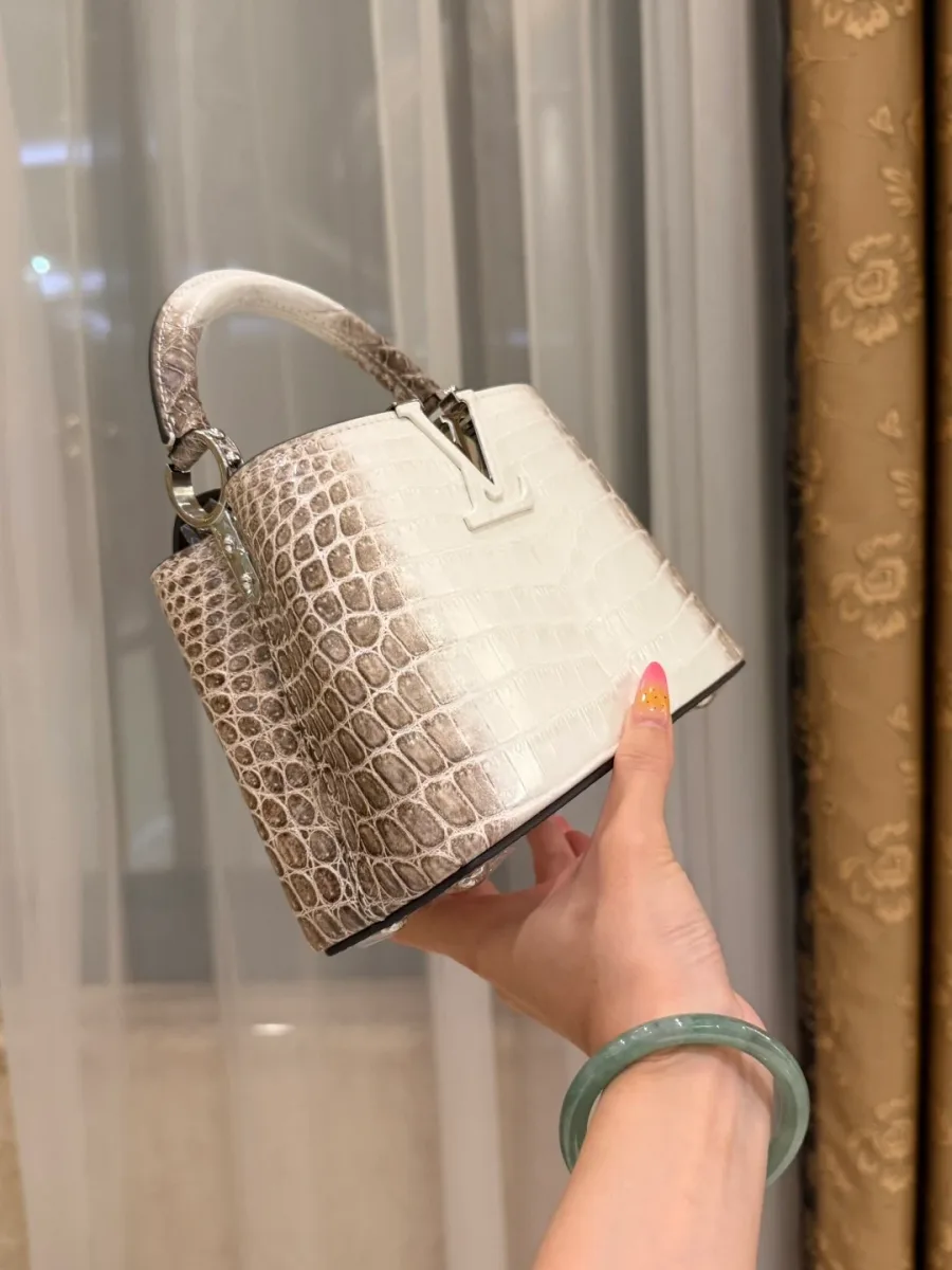 Сумка Capucines с серебристой фурнитурой, вид сбоку