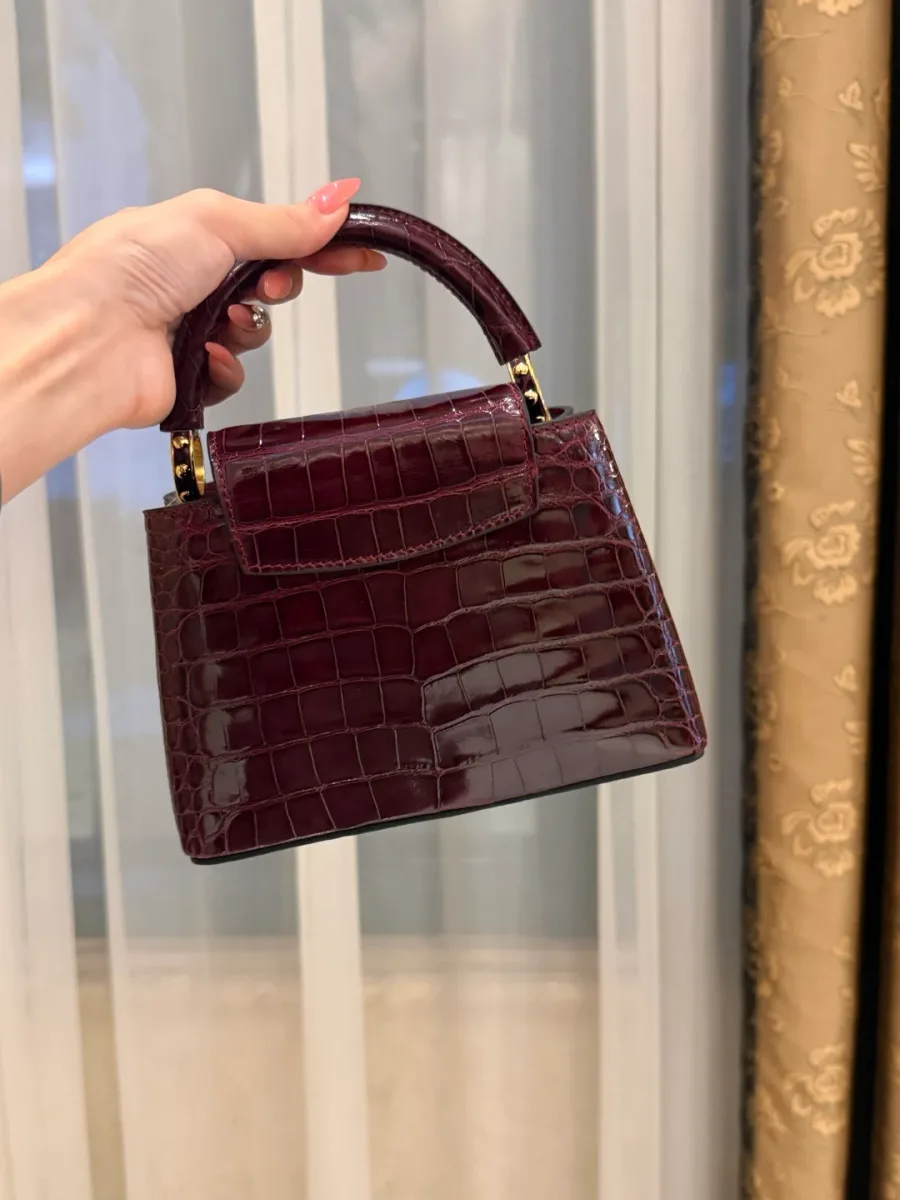 Бордовая сумка Capucines BB из кожи крокодила, вид сзади с клапаном