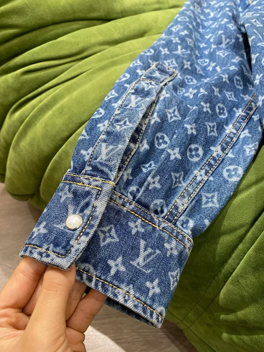 Манжета длинного рукава на пуговице с узором Monogram