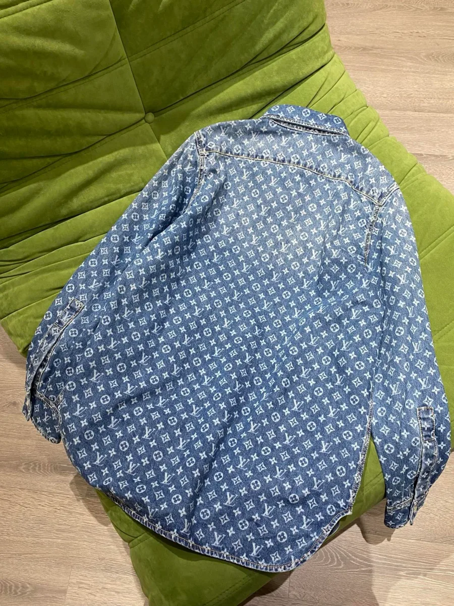 Синяя джинсовая рубашка с узором Monogram, вид со спины