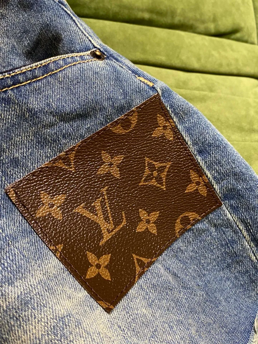 Крупный план квадратной кожаной нашивки с фирменным узором Monogram