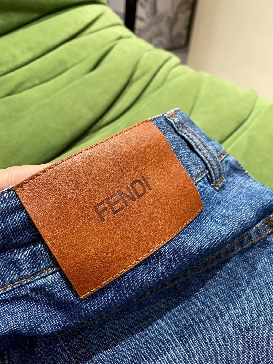 Коричневый кожаный патч с тиснёным логотипом Fendi на поясе сзади
