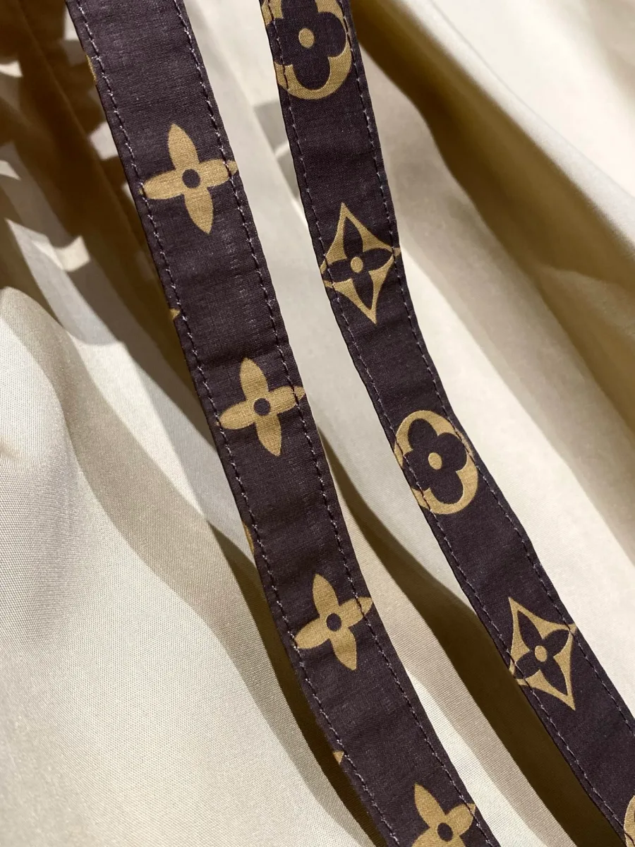 Фактура бежевого хлопкового поплина и контрастная жаккардовая лента Monogram