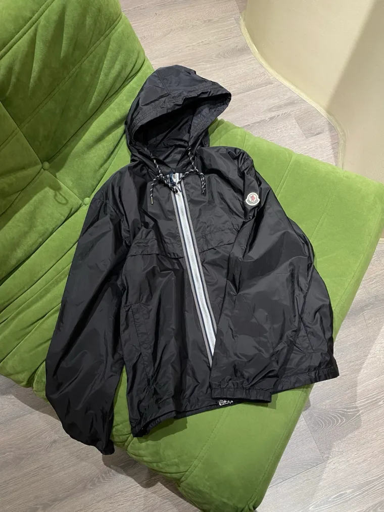 Moncler Чёрная ветровка с капюшоном и контрастной отделкой молнии