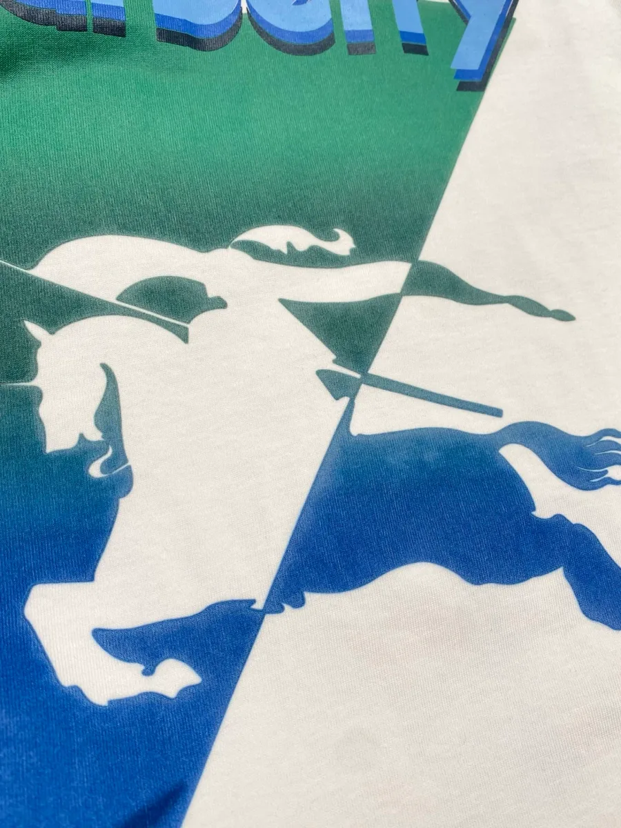Крупный план двухцветного принта с эмблемой всадника Equestrian Knight