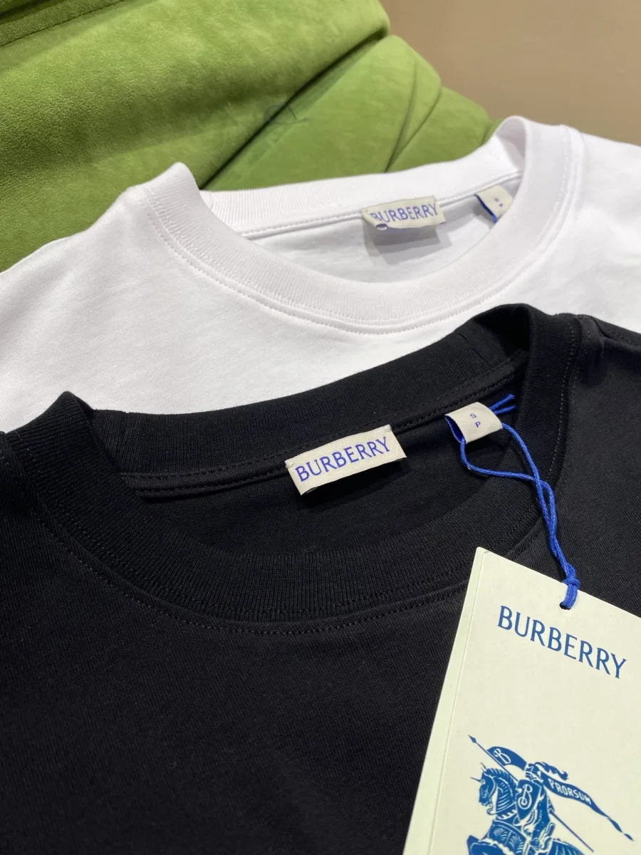Круглый вырез горловины чёрной и белой футболок с фирменными бирками Burberry