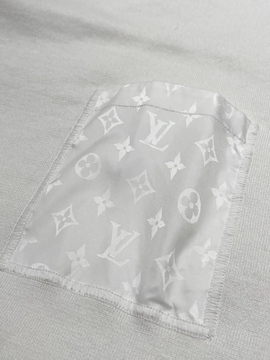 Накладной нагрудный карман с жаккардовым узором Monogram крупным планом