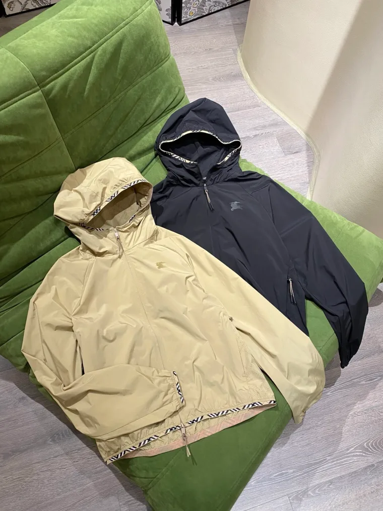Burberry Бежевый комплект из ветровки с капюшоном и шорт